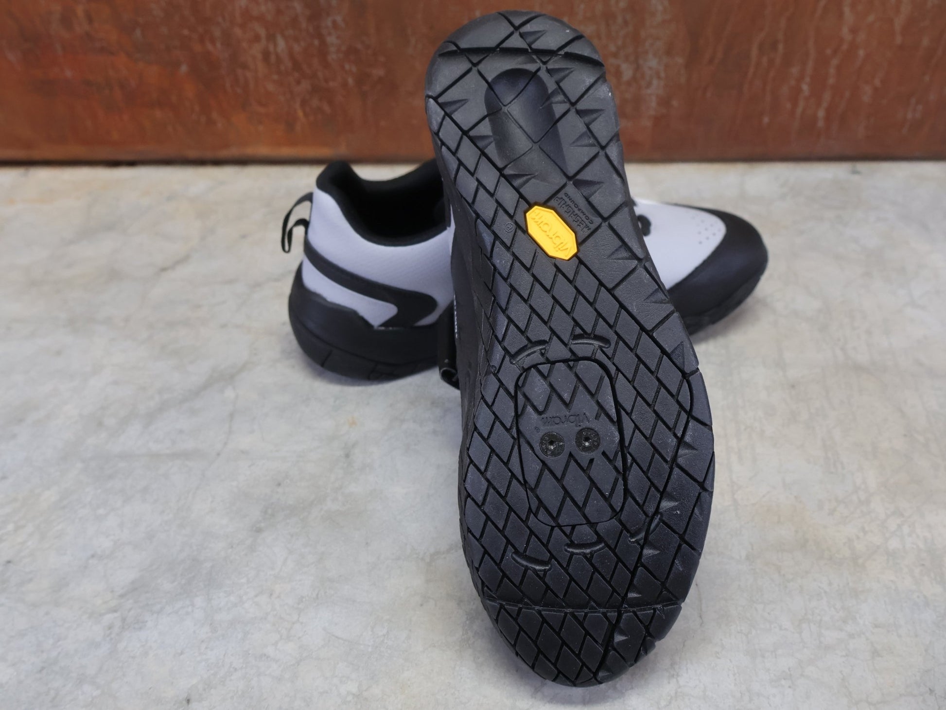 MTB - Herrenschuhe von Dmt, DMT TK10 MOUNTAINBIKESCHUH / GRAU / SCHWARZ / UNISEX / 42 vor USEDBIKES - OB.DE Hintergrund