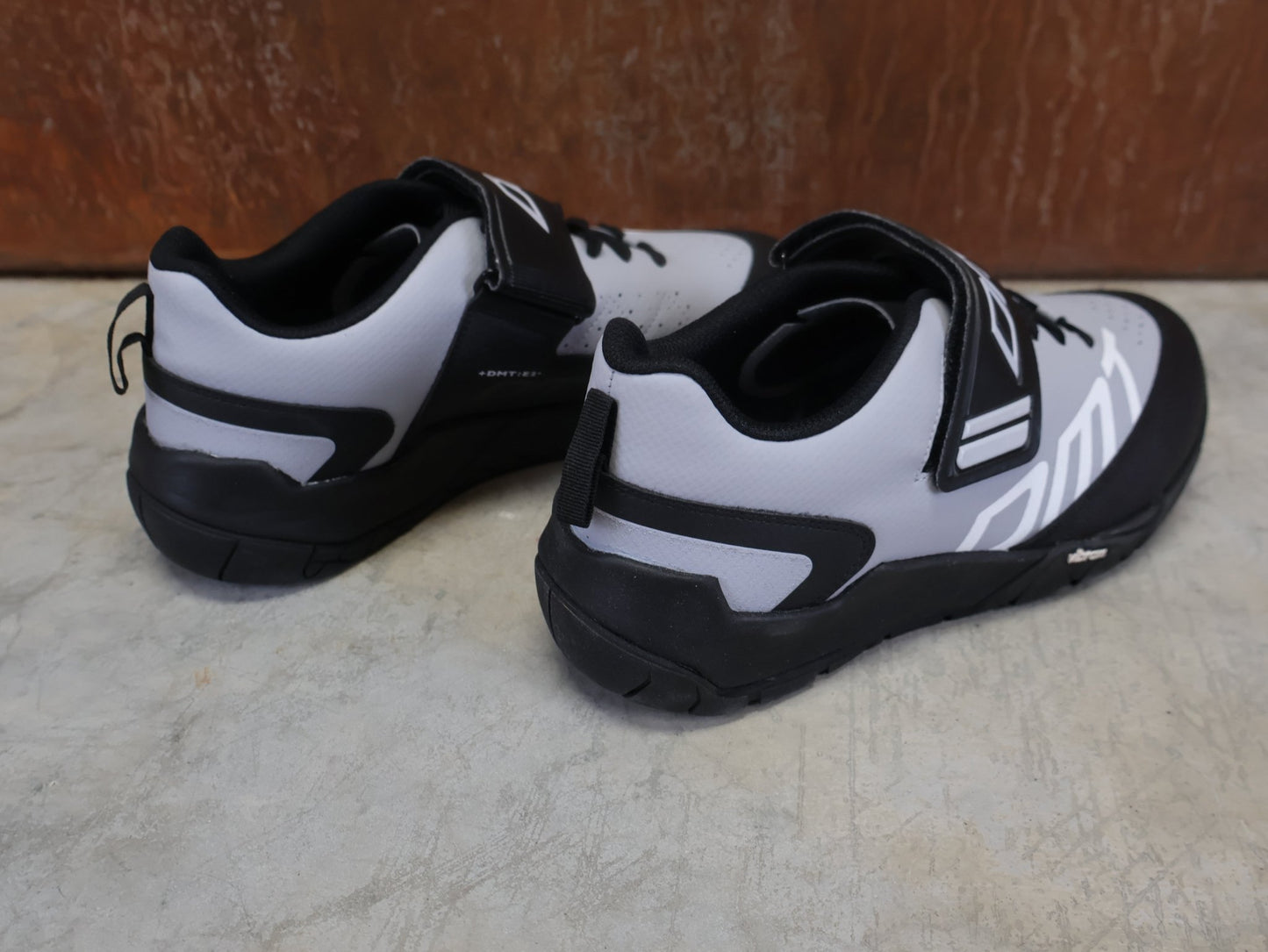 MTB - Herrenschuhe von Dmt, DMT TK10 MOUNTAINBIKESCHUH / GRAU / SCHWARZ / UNISEX / 42 vor USEDBIKES - OB.DE Hintergrund