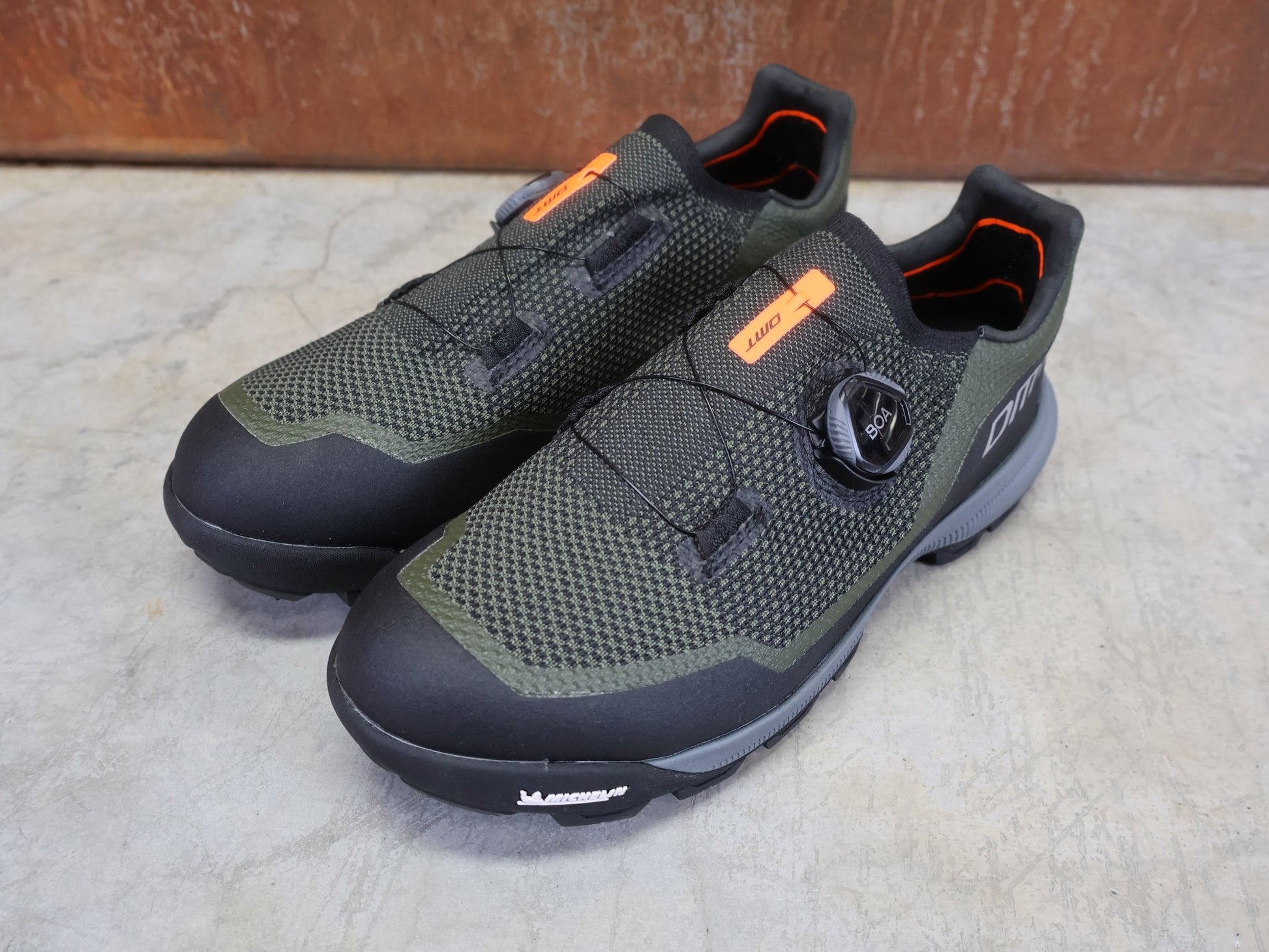 MTB - Herrenschuhe von Dmt, DMT TK10 MOUNTAINBIKESCHUH / GRÜN / SCHWARZ / UNISEX vor USEDBIKES - OB.DE Hintergrund