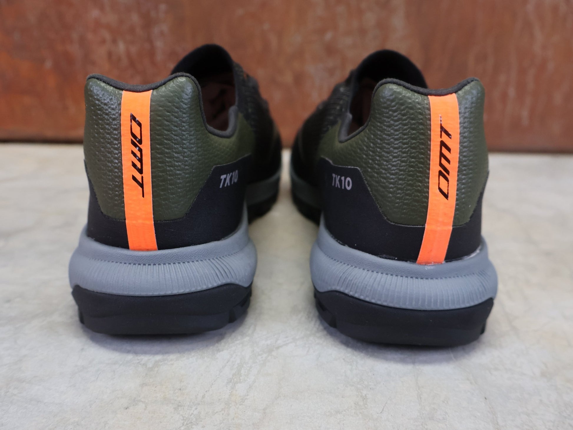 MTB - Herrenschuhe von Dmt, DMT TK10 MOUNTAINBIKESCHUH / GRÜN / SCHWARZ / UNISEX vor USEDBIKES - OB.DE Hintergrund