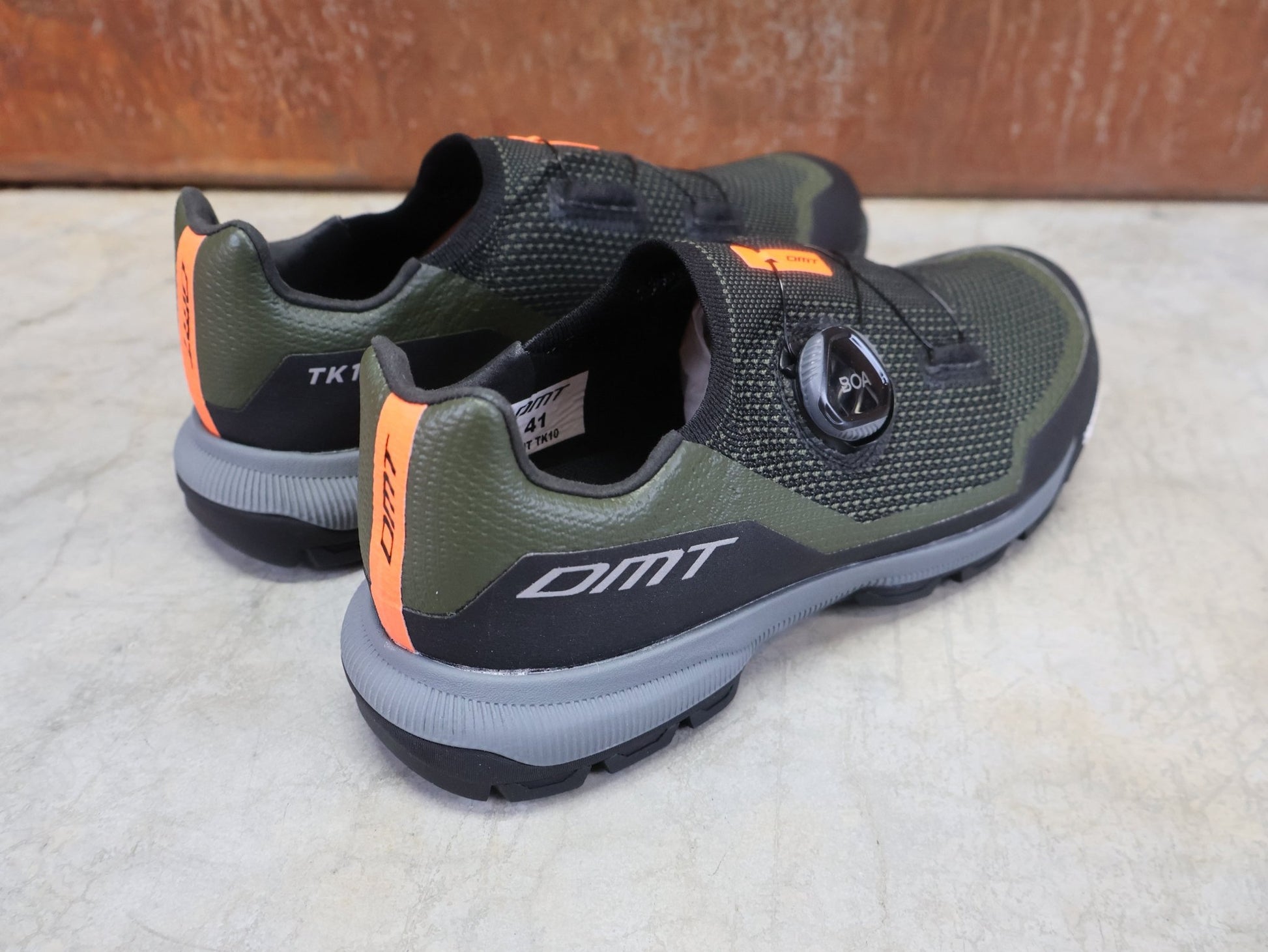 MTB - Herrenschuhe von Dmt, DMT TK10 MOUNTAINBIKESCHUH / GRÜN / SCHWARZ / UNISEX vor USEDBIKES - OB.DE Hintergrund