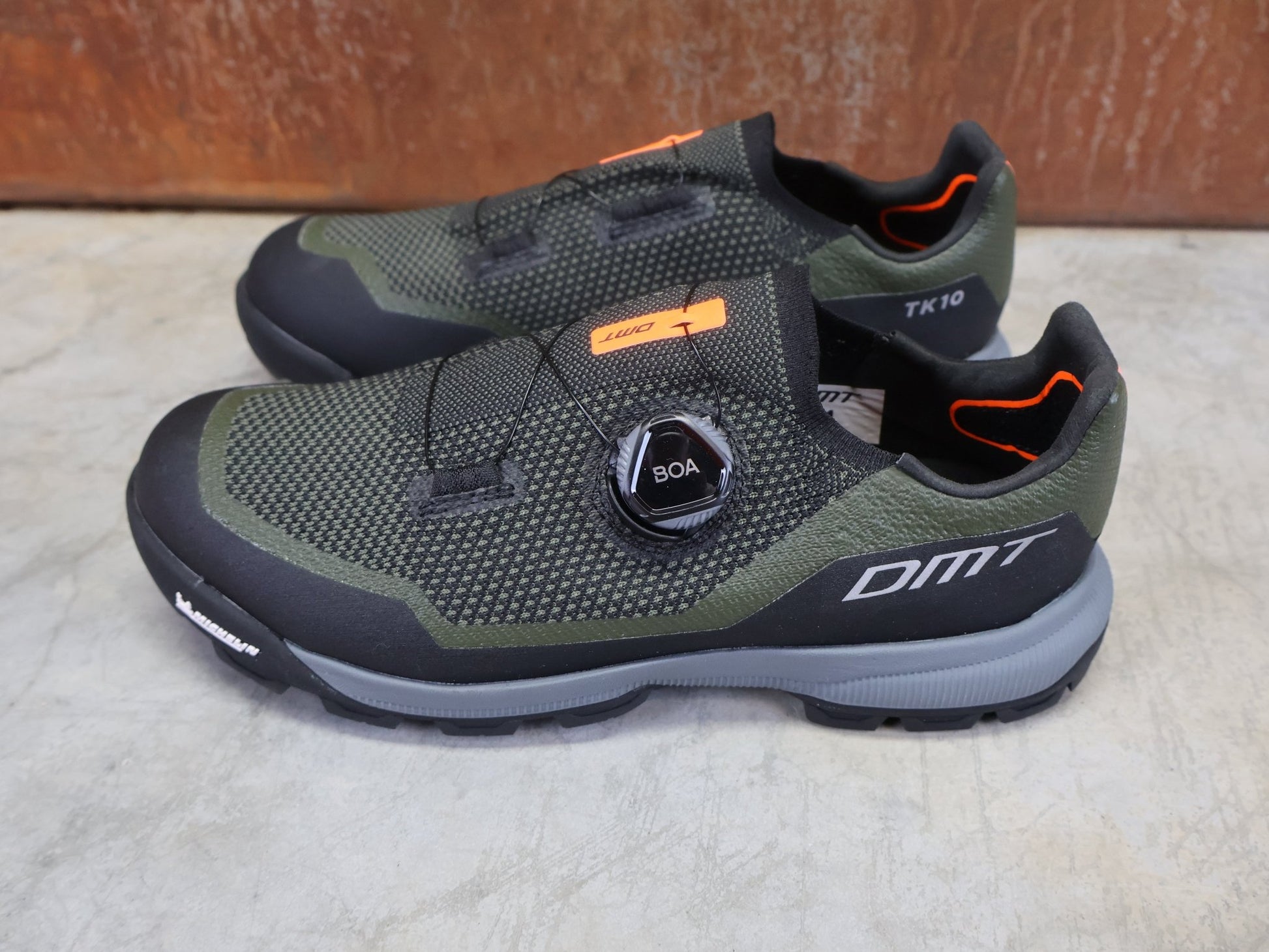 MTB - Herrenschuhe von Dmt, DMT TK10 MOUNTAINBIKESCHUH / GRÜN / SCHWARZ / UNISEX vor USEDBIKES - OB.DE Hintergrund