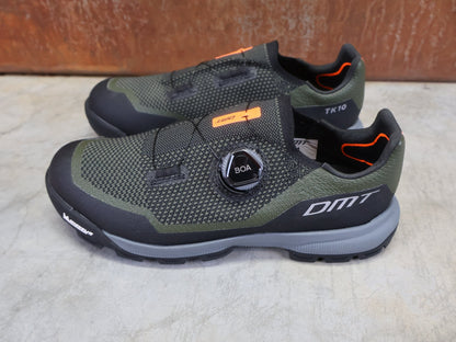 MTB - Herrenschuhe von Dmt, DMT TK10 MOUNTAINBIKESCHUH / GRÜN / SCHWARZ / UNISEX vor USEDBIKES - OB.DE Hintergrund