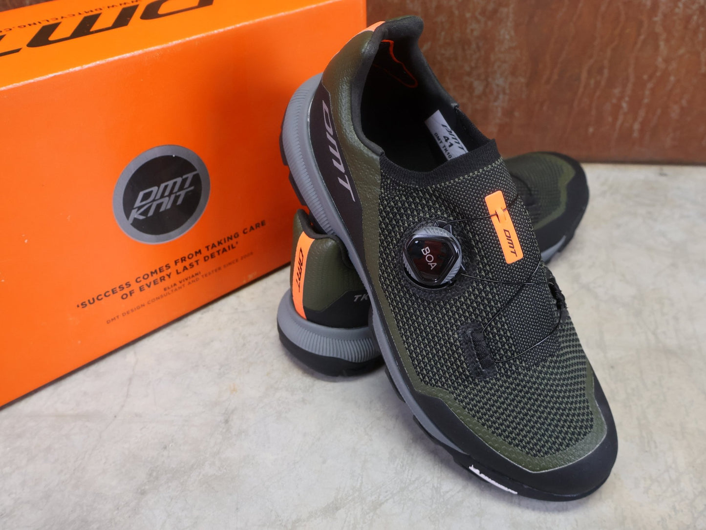 MTB - Herrenschuhe von Dmt, DMT TK10 MOUNTAINBIKESCHUH / GRÜN / SCHWARZ / UNISEX vor USEDBIKES - OB.DE Hintergrund