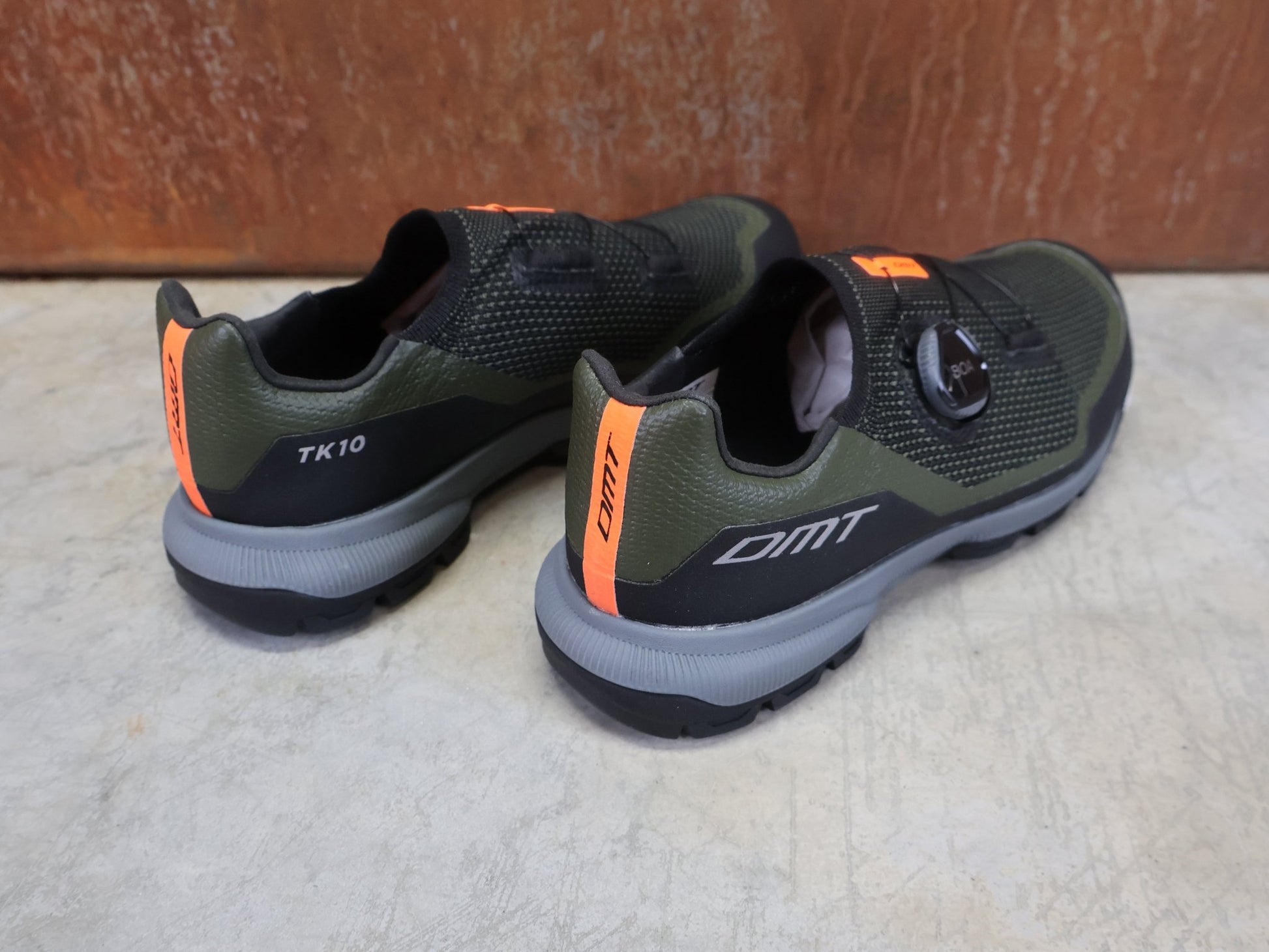 MTB - Herrenschuhe von Dmt, DMT TK10 MOUNTAINBIKESCHUH / GRÜN / SCHWARZ / UNISEX vor USEDBIKES - OB.DE Hintergrund