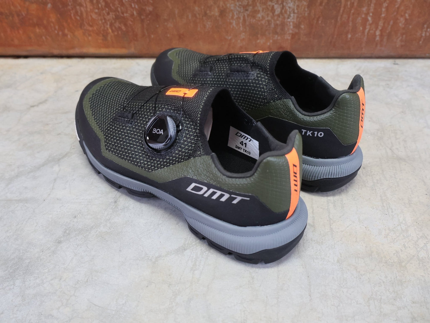 MTB - Herrenschuhe von Dmt, DMT TK10 MOUNTAINBIKESCHUH / GRÜN / SCHWARZ / UNISEX vor USEDBIKES - OB.DE Hintergrund