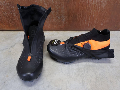 MTB - Herrenschuhe von Dmt, DMT WKM1 WINTER MOUNTAINBIKESCHUH / SCHWARZ / ORANGE / UNISEX vor USEDBIKES - OB.DE Hintergrund