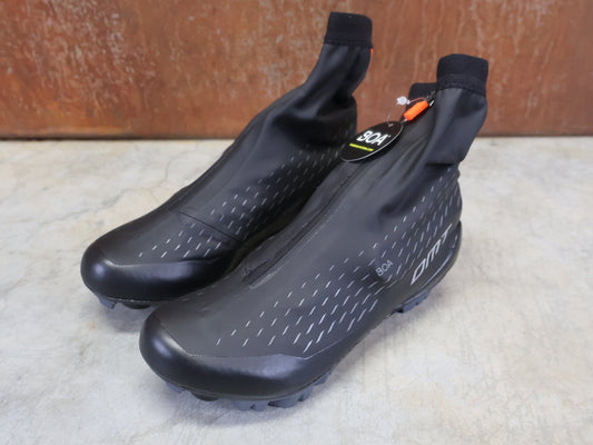MTB - Herrenschuhe von Dmt, DMT WKM1 WINTER MOUNTAINBIKESCHUH / SCHWARZ / ORANGE / UNISEX vor USEDBIKES - OB.DE Hintergrund