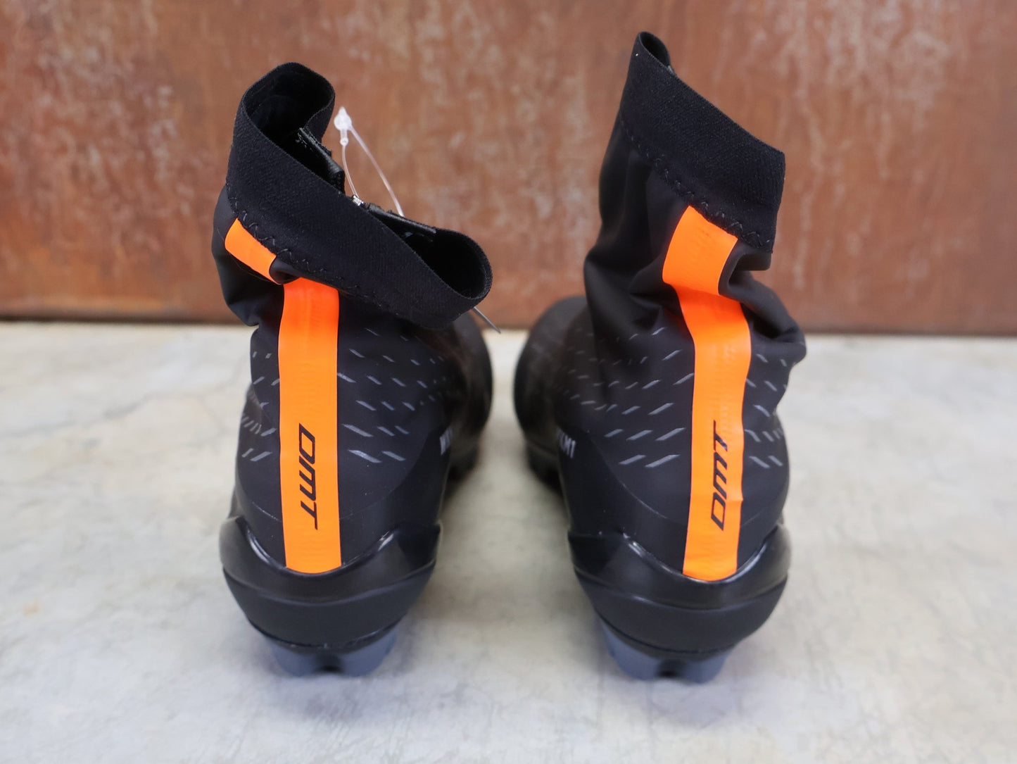 MTB - Herrenschuhe von Dmt, DMT WKM1 WINTER MOUNTAINBIKESCHUH / SCHWARZ / ORANGE / UNISEX vor USEDBIKES - OB.DE Hintergrund
