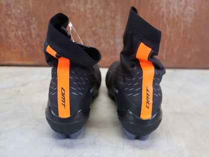 MTB - Herrenschuhe von Dmt, DMT WKM1 WINTER MOUNTAINBIKESCHUH / SCHWARZ / ORANGE / UNISEX vor USEDBIKES - OB.DE Hintergrund