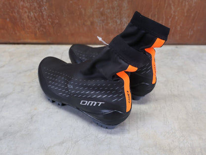 MTB - Herrenschuhe von Dmt, DMT WKM1 WINTER MOUNTAINBIKESCHUH / SCHWARZ / ORANGE / UNISEX vor USEDBIKES - OB.DE Hintergrund