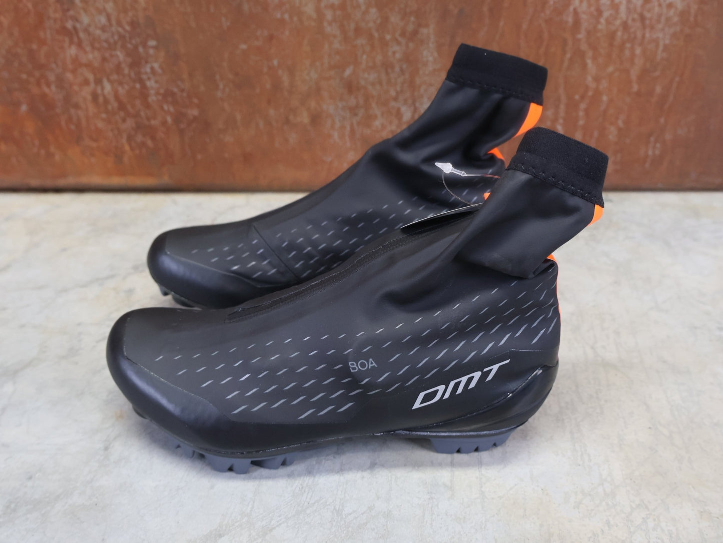 MTB - Herrenschuhe von Dmt, DMT WKM1 WINTER MOUNTAINBIKESCHUH / SCHWARZ / ORANGE / UNISEX vor USEDBIKES - OB.DE Hintergrund