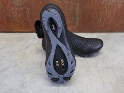 MTB - Herrenschuhe von Dmt, DMT WKM1 WINTER MOUNTAINBIKESCHUH / SCHWARZ / ORANGE / UNISEX vor USEDBIKES - OB.DE Hintergrund