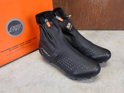 MTB - Herrenschuhe von Dmt, DMT WKM1 WINTER MOUNTAINBIKESCHUH / SCHWARZ / ORANGE / UNISEX vor USEDBIKES - OB.DE Hintergrund