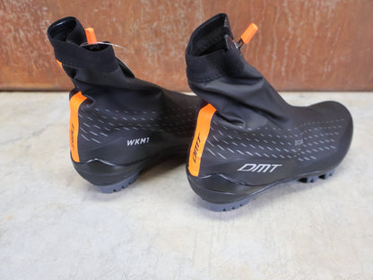 MTB - Herrenschuhe von Dmt, DMT WKM1 WINTER MOUNTAINBIKESCHUH / SCHWARZ / ORANGE / UNISEX vor USEDBIKES - OB.DE Hintergrund