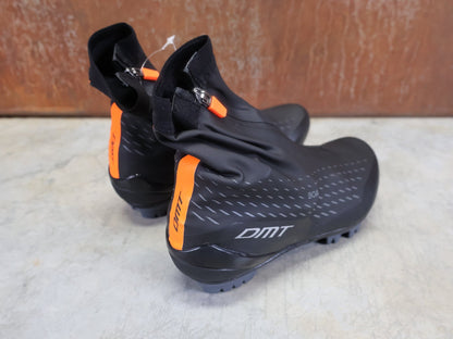 MTB - Herrenschuhe von Dmt, DMT WKM1 WINTER MOUNTAINBIKESCHUH / SCHWARZ / ORANGE / UNISEX vor USEDBIKES - OB.DE Hintergrund