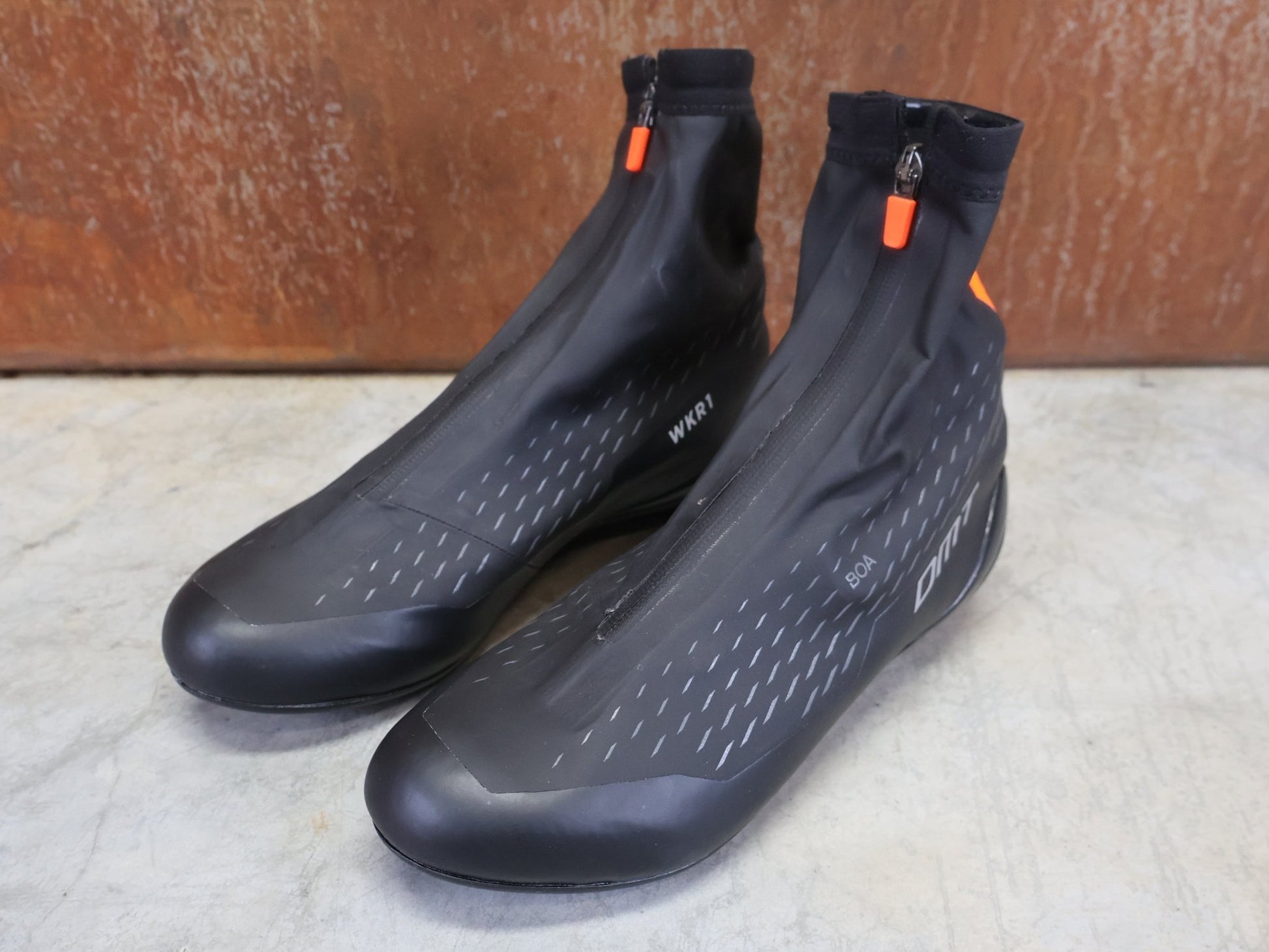 RR - Herrenschuhe von Dmt, DMT WKR1 WINTER RENNRADSCHUH / SCHWARZ / ORANGE / UNISEX / 40 vor USEDBIKES - OB.DE Hintergrund