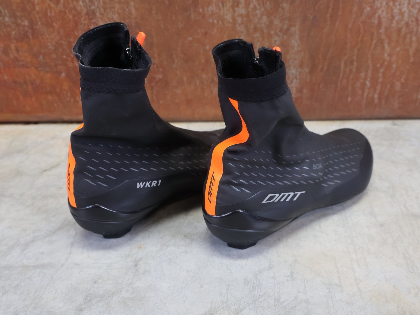 RR - Herrenschuhe von Dmt, DMT WKR1 WINTER RENNRADSCHUH / SCHWARZ / ORANGE / UNISEX / 40 vor USEDBIKES - OB.DE Hintergrund