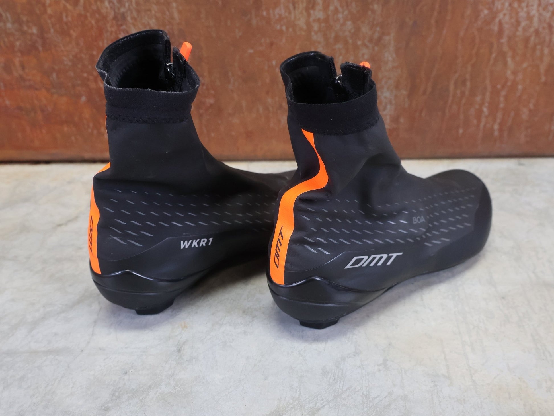 RR - Herrenschuhe von Dmt, DMT WKR1 WINTER RENNRADSCHUH / SCHWARZ / ORANGE / UNISEX / 40 vor USEDBIKES - OB.DE Hintergrund