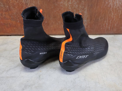 RR - Herrenschuhe von Dmt, DMT WKR1 WINTER RENNRADSCHUH / SCHWARZ / ORANGE / UNISEX / 40 vor USEDBIKES - OB.DE Hintergrund