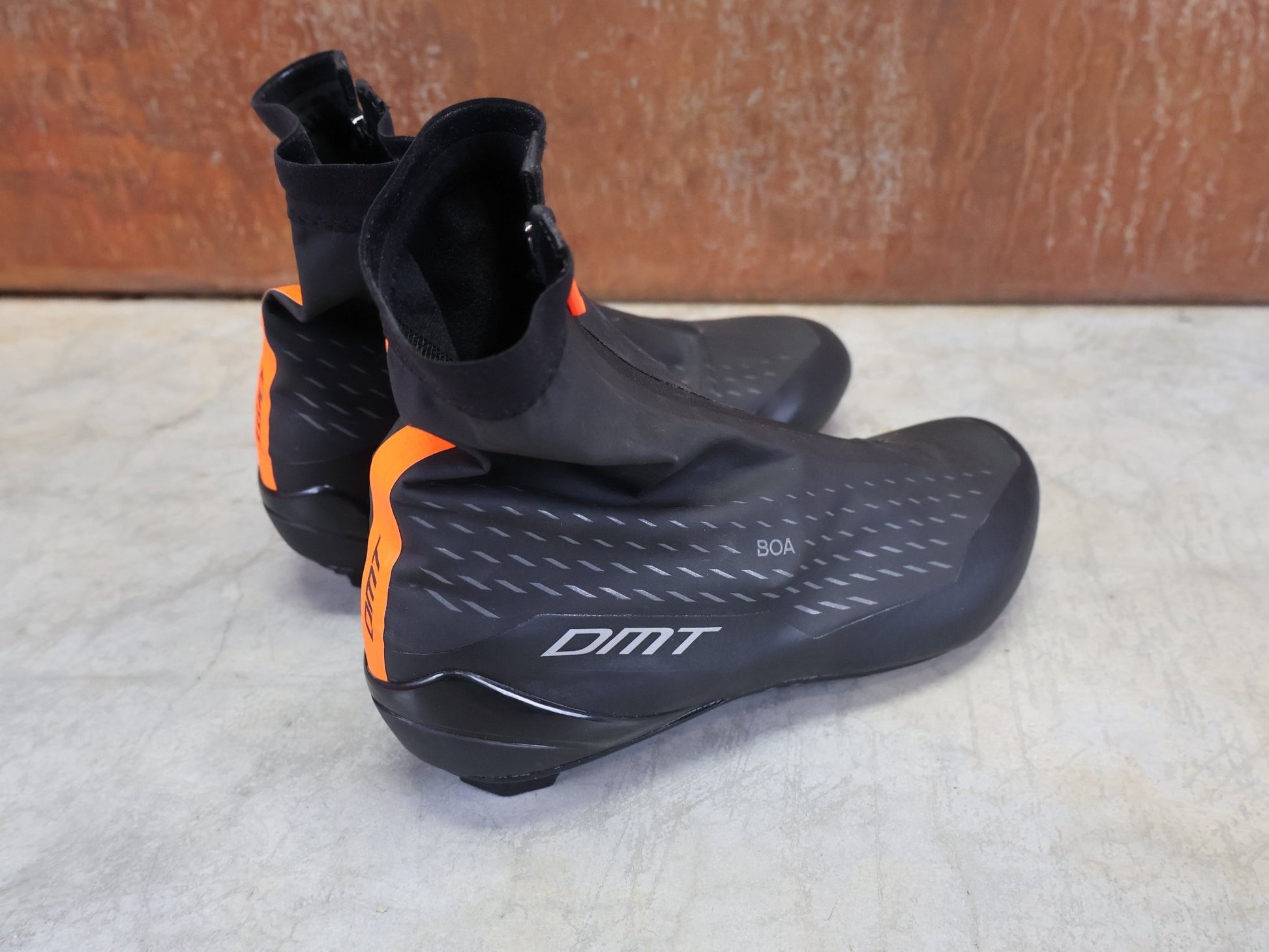RR - Herrenschuhe von Dmt, DMT WKR1 WINTER RENNRADSCHUH / SCHWARZ / ORANGE / UNISEX / 40 vor USEDBIKES - OB.DE Hintergrund