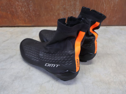 RR - Herrenschuhe von Dmt, DMT WKR1 WINTER RENNRADSCHUH / SCHWARZ / ORANGE / UNISEX / 40 vor USEDBIKES - OB.DE Hintergrund