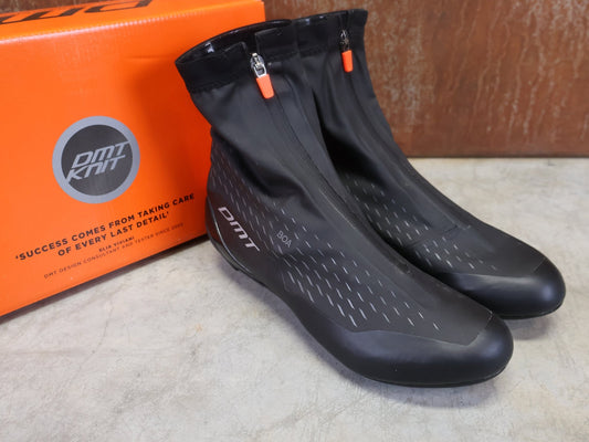 RR - Herrenschuhe von Dmt, DMT WKR1 WINTER RENNRADSCHUH / SCHWARZ / ORANGE / UNISEX / 40 vor USEDBIKES - OB.DE Hintergrund