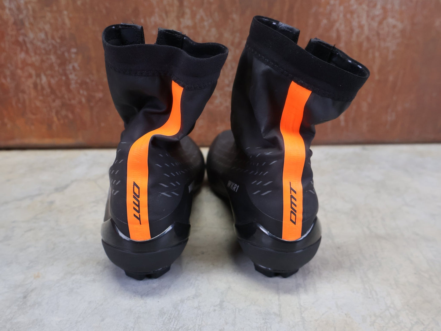 RR - Herrenschuhe von Dmt, DMT WKR1 WINTER RENNRADSCHUH / SCHWARZ / ORANGE / UNISEX / 40 vor USEDBIKES - OB.DE Hintergrund