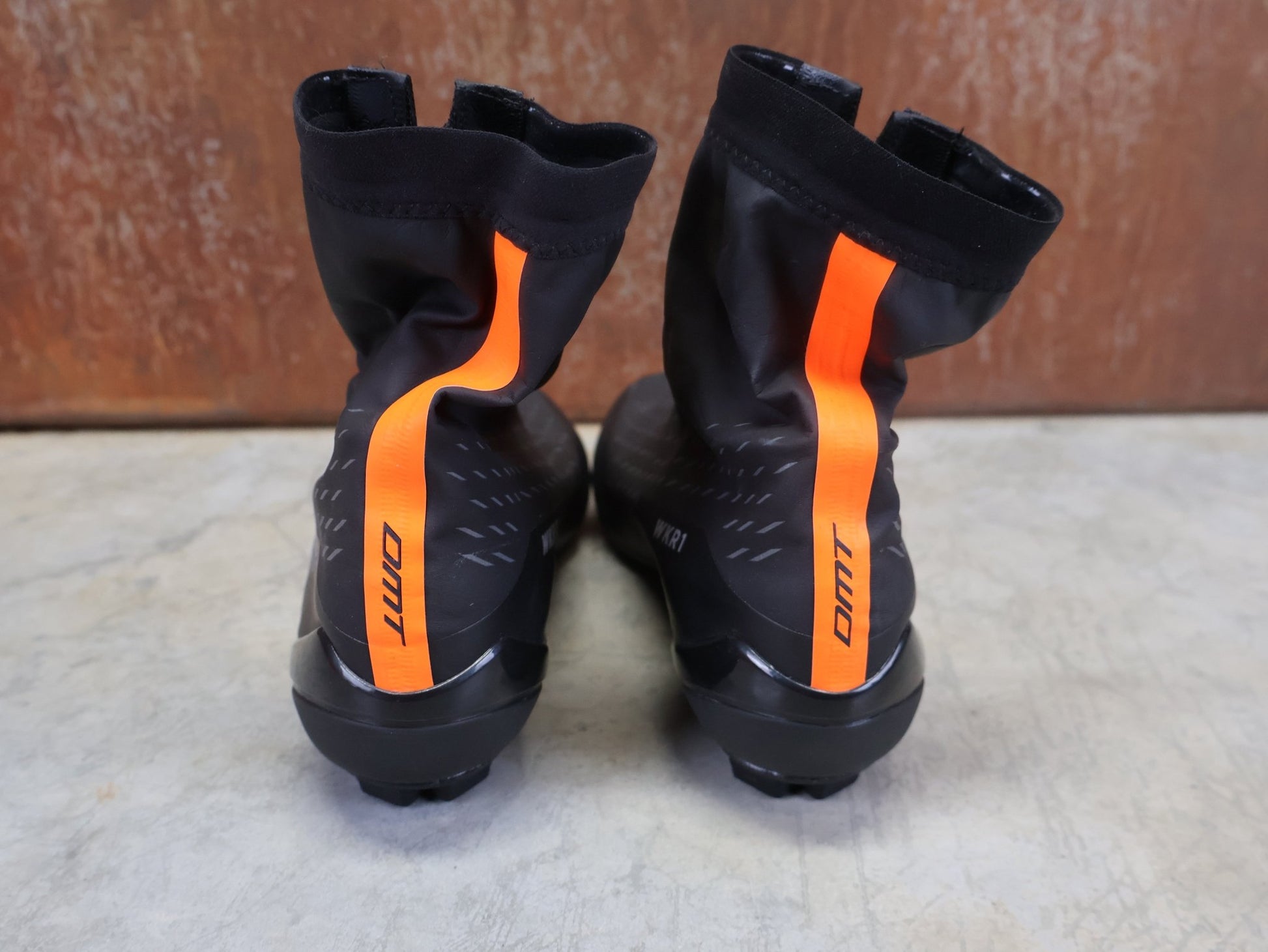 RR - Herrenschuhe von Dmt, DMT WKR1 WINTER RENNRADSCHUH / SCHWARZ / ORANGE / UNISEX / 40 vor USEDBIKES - OB.DE Hintergrund