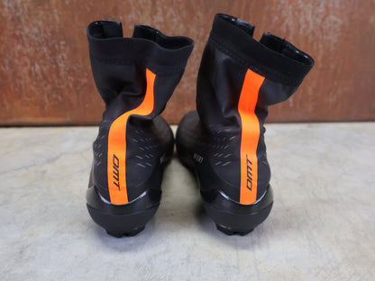 RR - Herrenschuhe von Dmt, DMT WKR1 WINTER RENNRADSCHUH / SCHWARZ / ORANGE / UNISEX / 40 vor USEDBIKES - OB.DE Hintergrund