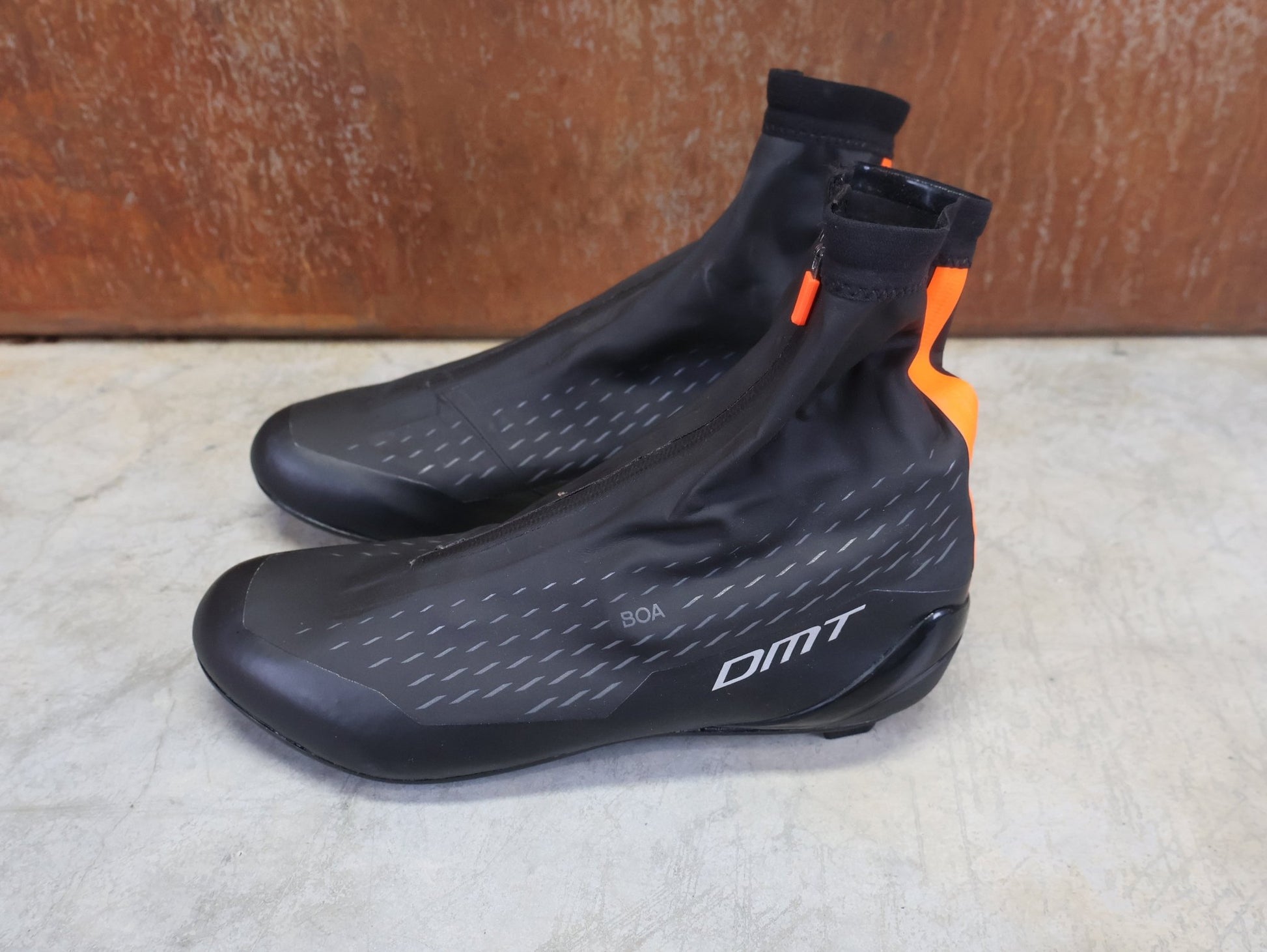 RR - Herrenschuhe von Dmt, DMT WKR1 WINTER RENNRADSCHUH / SCHWARZ / ORANGE / UNISEX / 40 vor USEDBIKES - OB.DE Hintergrund