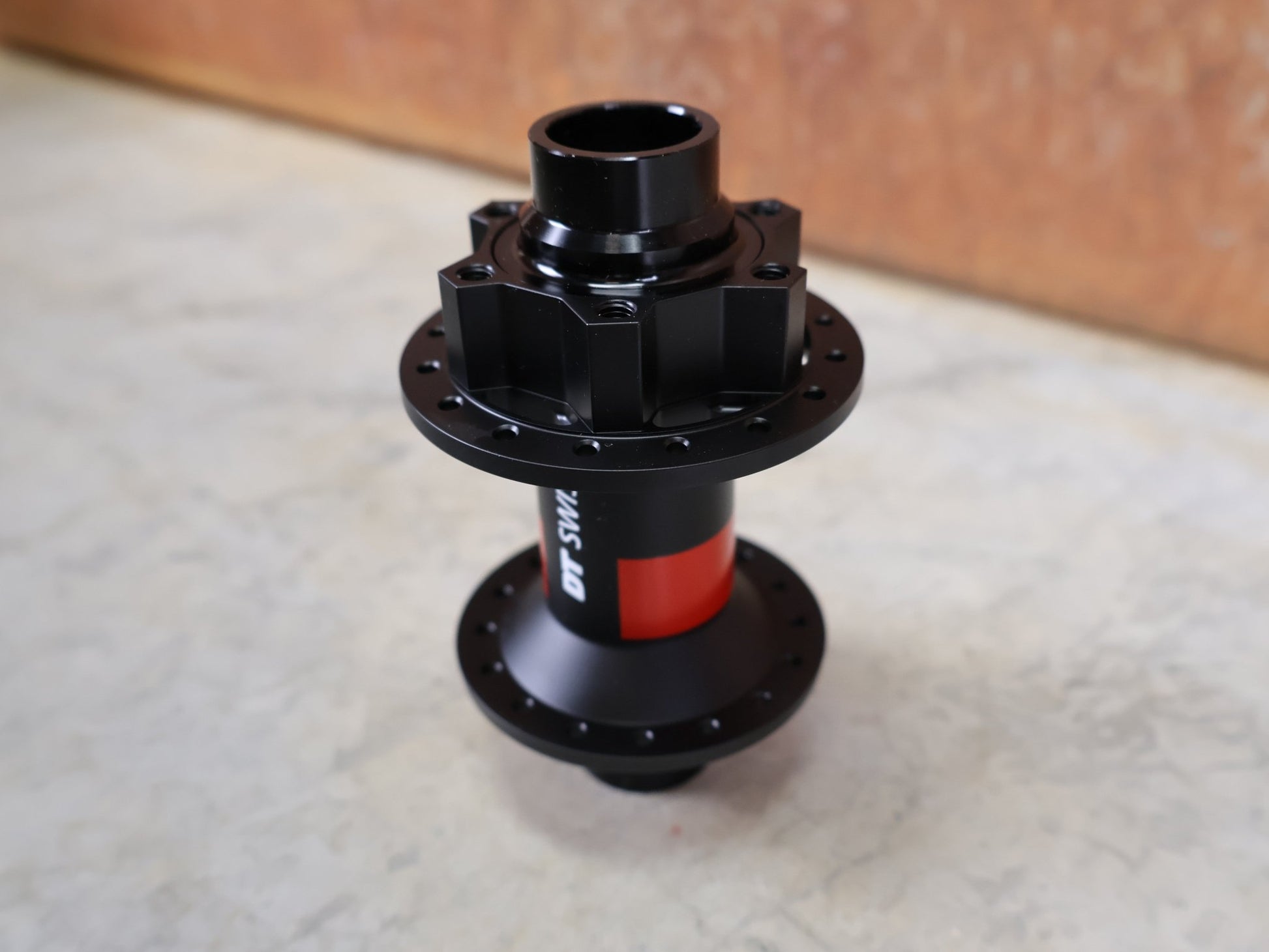 Zubehör von Dt Swiss, DT SWISS 240 EXP VORDERRADNABE / 6 - LOCH – 20×110 MM BOOST – 32 LOCH vor USEDBIKES - OB.DE Hintergrund