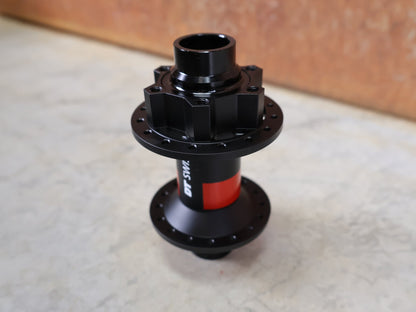 Zubehör von Dt Swiss, DT SWISS 240 EXP VORDERRADNABE / 6 - LOCH – 20×110 MM BOOST – 32 LOCH vor USEDBIKES - OB.DE Hintergrund