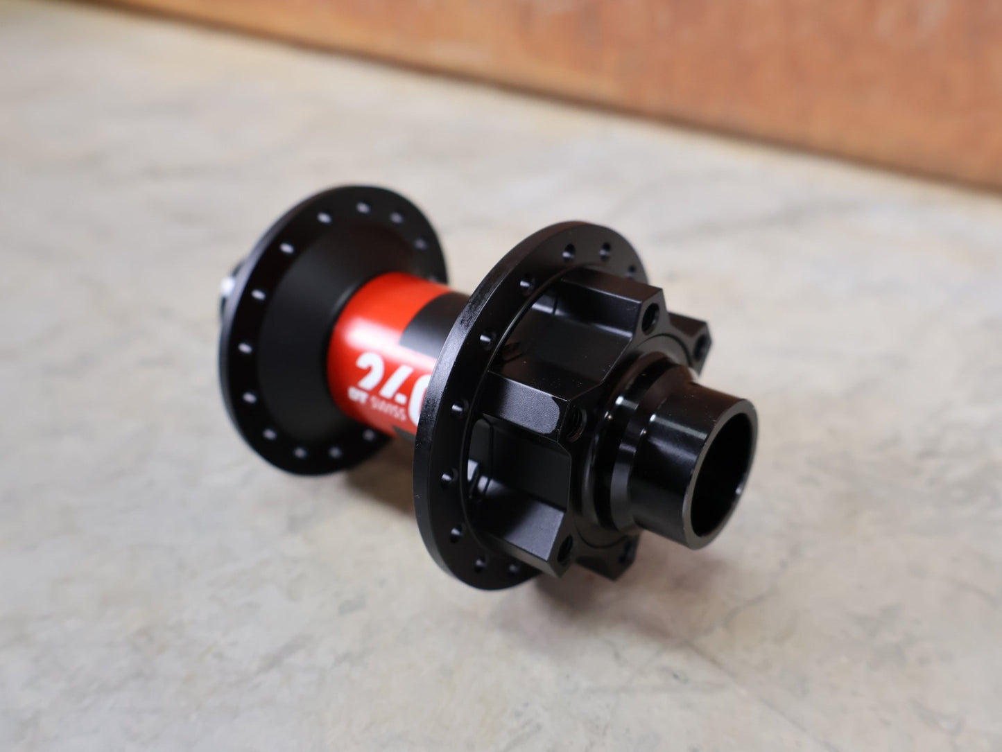 Zubehör von Dt Swiss, DT SWISS 240 EXP VORDERRADNABE / 6 - LOCH – 20×110 MM BOOST – 32 LOCH vor USEDBIKES - OB.DE Hintergrund