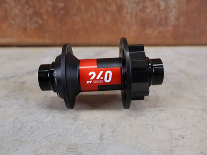 Zubehör von Dt Swiss, DT SWISS 240 EXP VORDERRADNABE / 6 - LOCH – 20×110 MM BOOST – 32 LOCH vor USEDBIKES - OB.DE Hintergrund