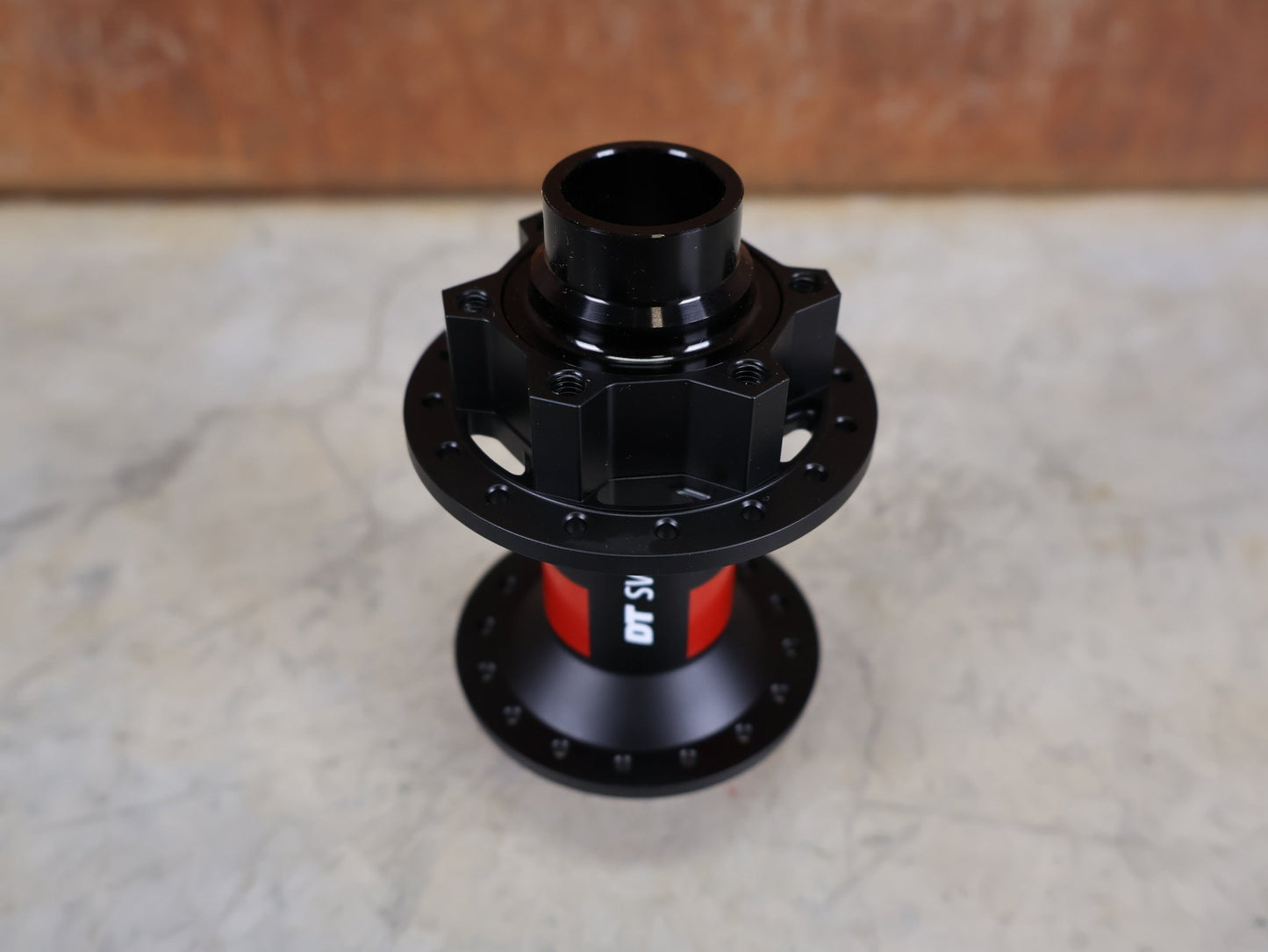 Zubehör von Dt Swiss, DT SWISS 240 EXP VORDERRADNABE / 6 - LOCH – 20×110 MM BOOST – 32 LOCH vor USEDBIKES - OB.DE Hintergrund