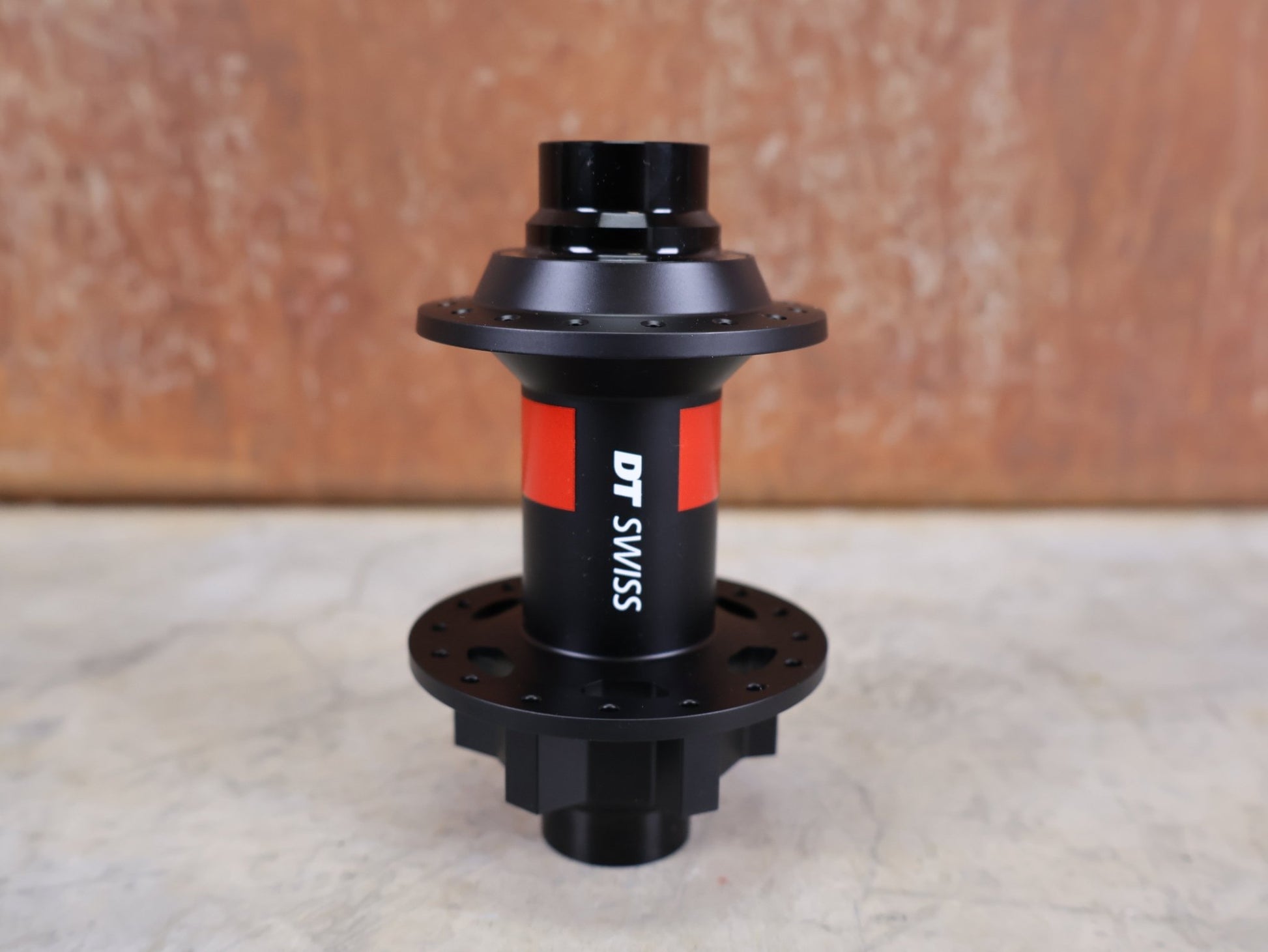 Zubehör von Dt Swiss, DT SWISS 240 EXP VORDERRADNABE / 6 - LOCH – 20×110 MM BOOST – 32 LOCH vor USEDBIKES - OB.DE Hintergrund