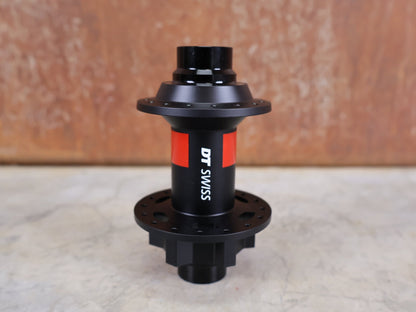 Zubehör von Dt Swiss, DT SWISS 240 EXP VORDERRADNABE / 6 - LOCH – 20×110 MM BOOST – 32 LOCH vor USEDBIKES - OB.DE Hintergrund