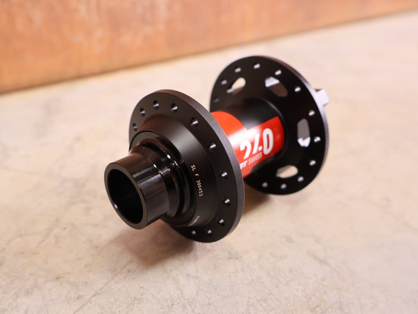 Zubehör von Dt Swiss, DT SWISS 240 EXP VORDERRADNABE / 6 - LOCH – 20×110 MM BOOST – 32 LOCH vor USEDBIKES - OB.DE Hintergrund