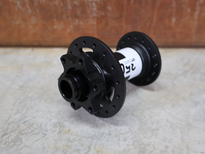 Zubehör von Dt Swiss, DT SWISS 350 CLASSIC NABE – VORDERRAD 6 - LOCH / 15×100 MM / 32 LOCH vor USEDBIKES - OB.DE Hintergrund