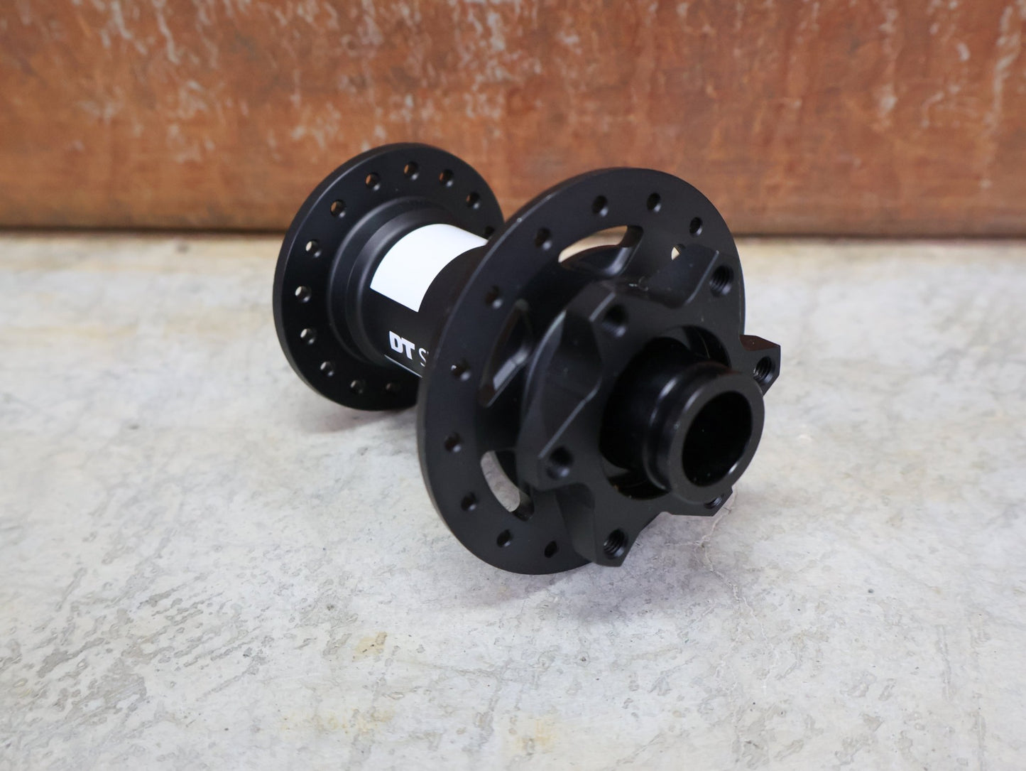 Zubehör von Dt Swiss, DT SWISS 350 CLASSIC NABE – VORDERRAD 6 - LOCH / 15×100 MM / 32 LOCH vor USEDBIKES - OB.DE Hintergrund