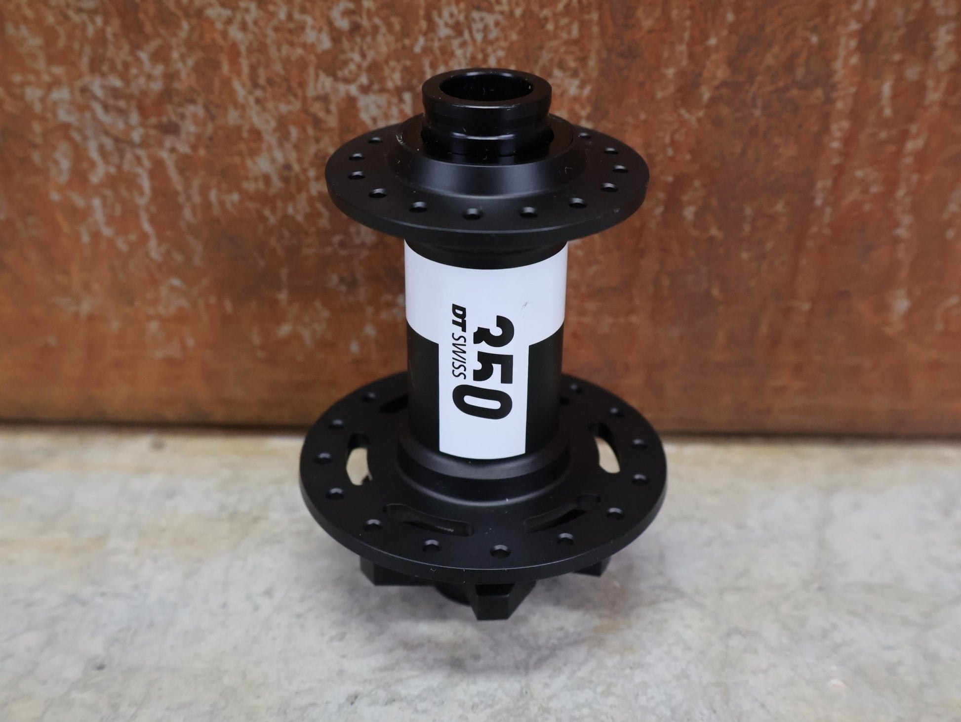 Zubehör von Dt Swiss, DT SWISS 350 CLASSIC NABE – VORDERRAD 6 - LOCH / 15×100 MM / 32 LOCH vor USEDBIKES - OB.DE Hintergrund