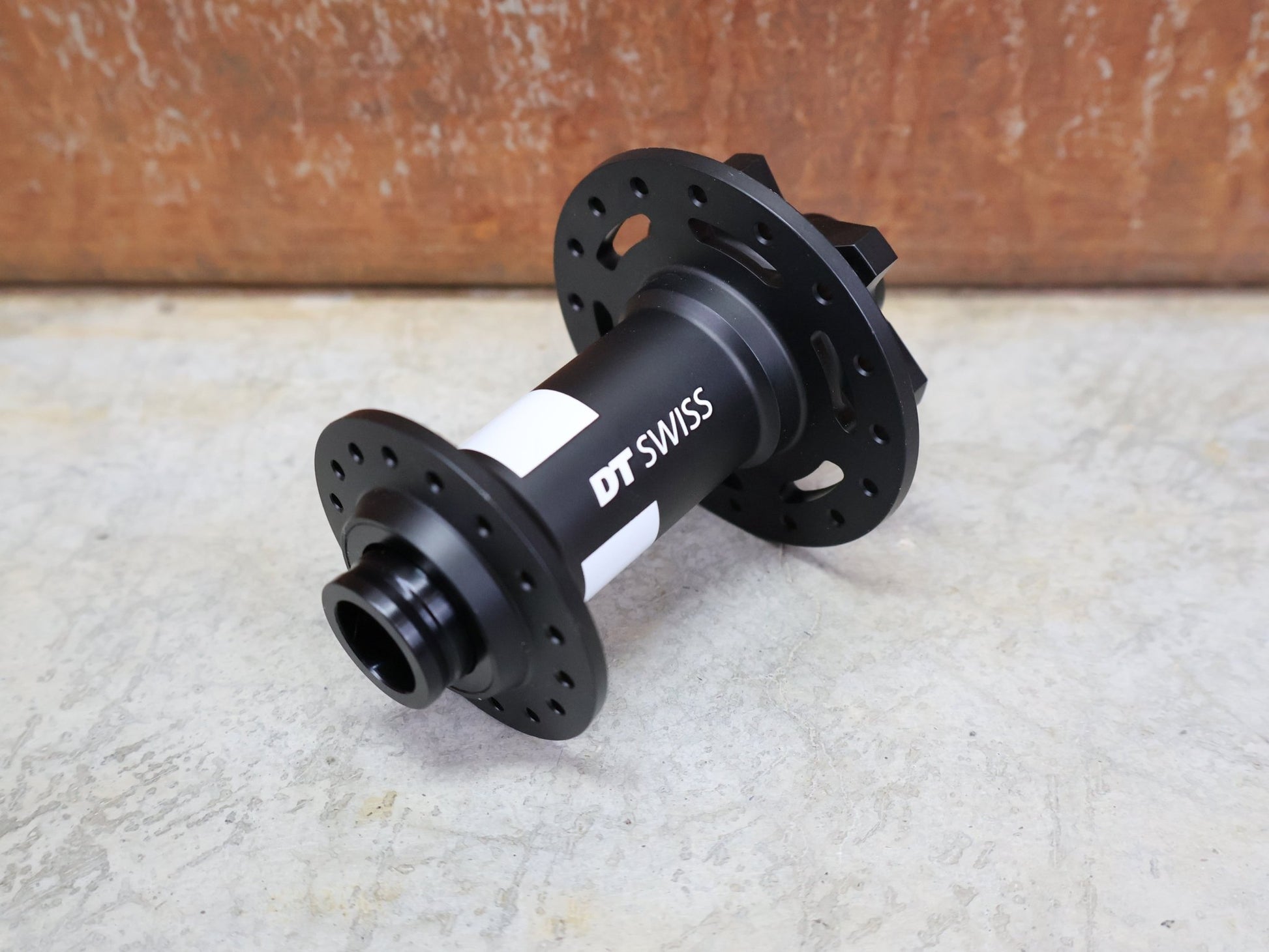 Zubehör von Dt Swiss, DT SWISS 350 CLASSIC NABE – VORDERRAD 6 - LOCH / 15×100 MM / 32 LOCH vor USEDBIKES - OB.DE Hintergrund