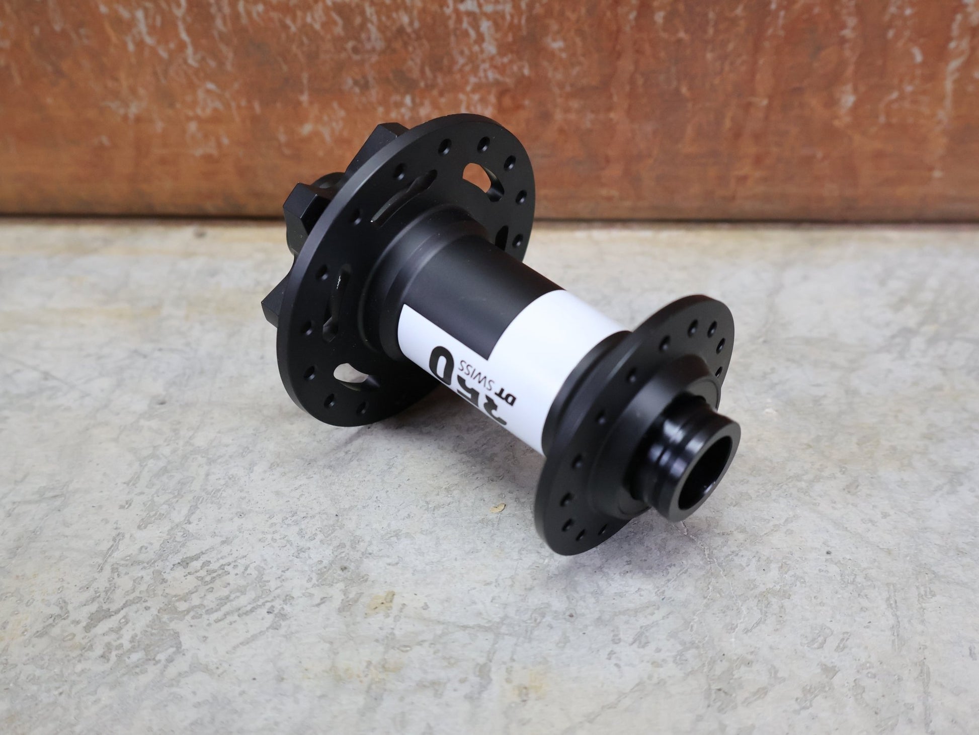 Zubehör von Dt Swiss, DT SWISS 350 CLASSIC NABE – VORDERRAD 6 - LOCH / 15×100 MM / 32 LOCH vor USEDBIKES - OB.DE Hintergrund