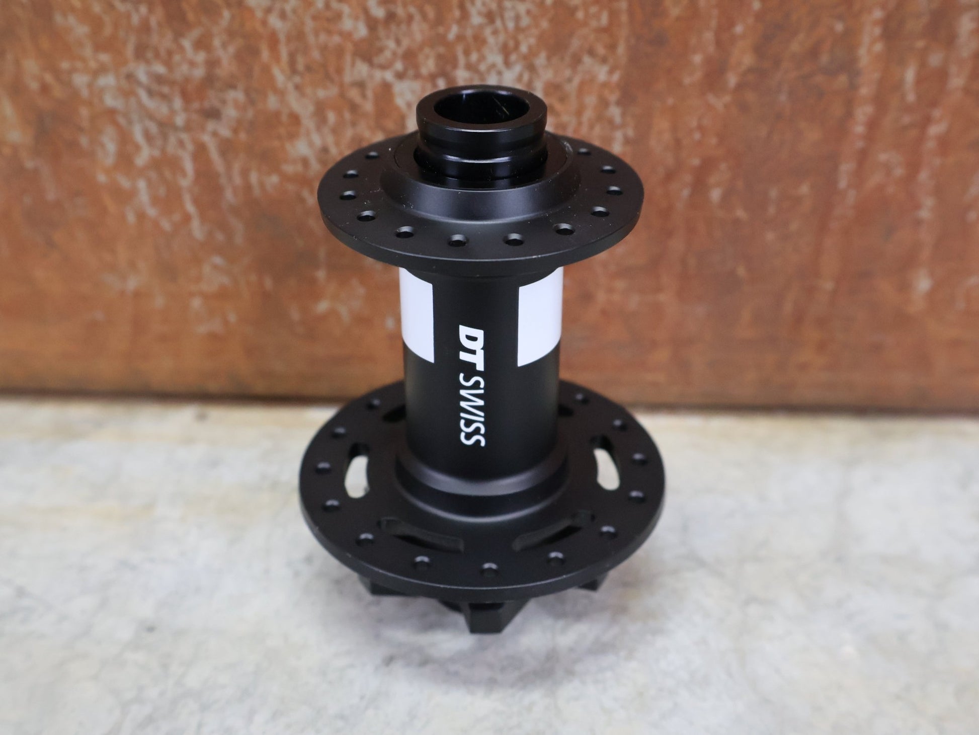 Zubehör von Dt Swiss, DT SWISS 350 CLASSIC NABE – VORDERRAD 6 - LOCH / 15×100 MM / 32 LOCH vor USEDBIKES - OB.DE Hintergrund