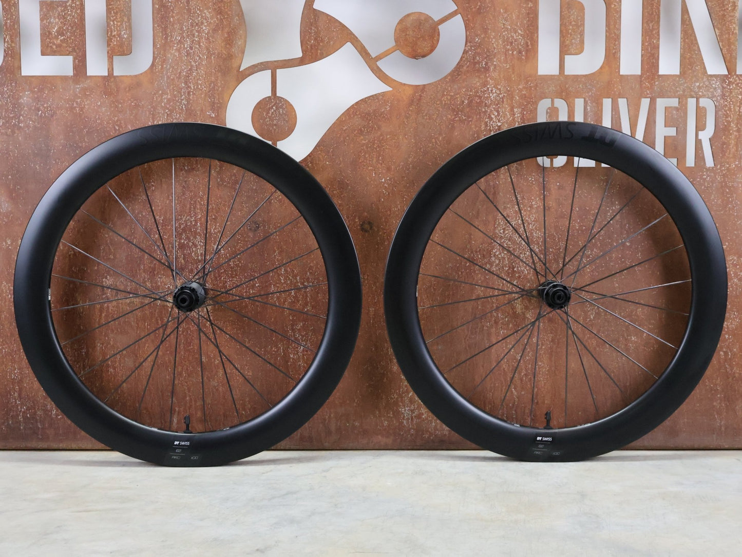 Laufrad/Laufradsatz von Dt Swiss, DT SWISS ARC 1000 62MM LAUFRADSATZ DISC vor USEDBIKES - OB.DE Hintergrund