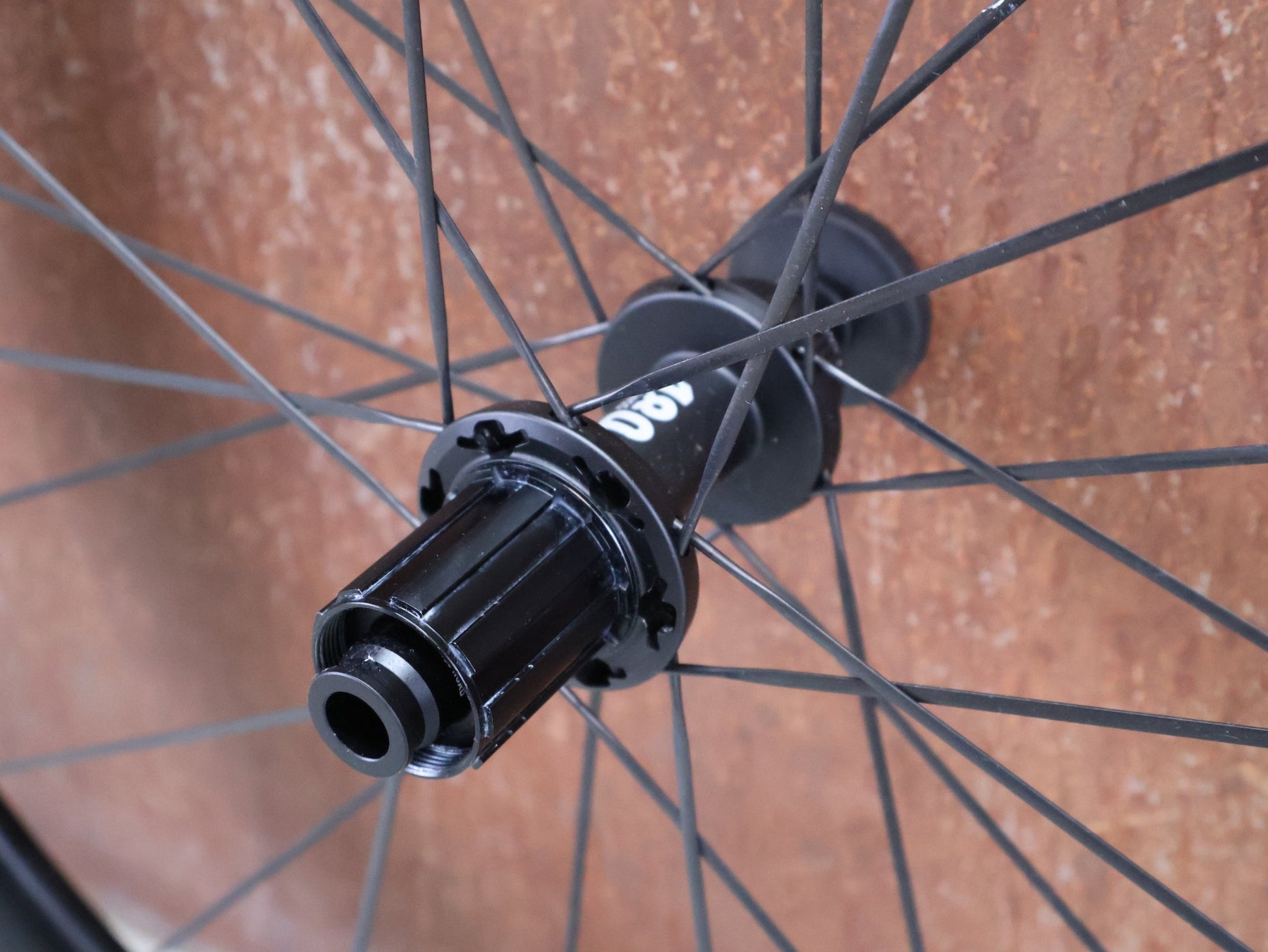 Laufrad/Laufradsatz von Dt Swiss, DT SWISS ARC 1000 62MM LAUFRADSATZ DISC vor USEDBIKES - OB.DE Hintergrund