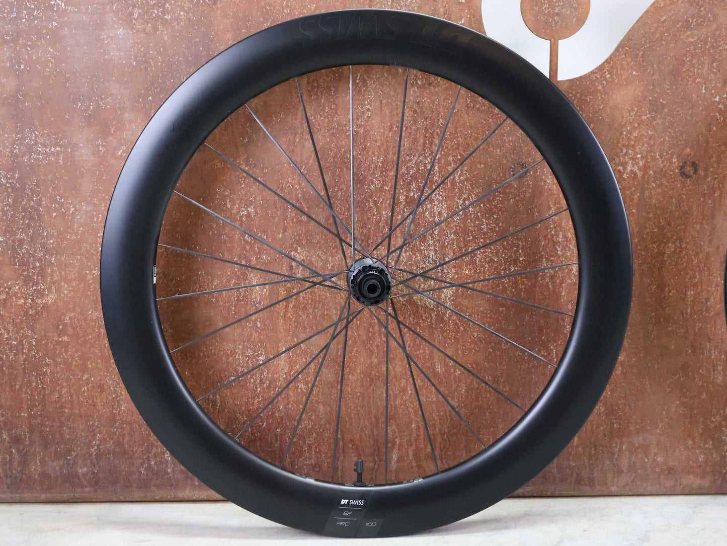 Laufrad/Laufradsatz von Dt Swiss, DT SWISS ARC 1000 62MM LAUFRADSATZ DISC vor USEDBIKES - OB.DE Hintergrund