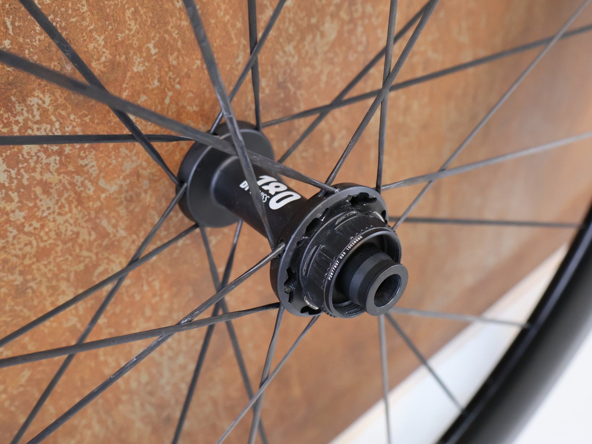 Laufrad/Laufradsatz von Dt Swiss, DT SWISS ARC 1100 DICUT CARBON 62 DISC LAUFRADSATZ / SRAM XDR vor USEDBIKES-OB.DE Hintergrund