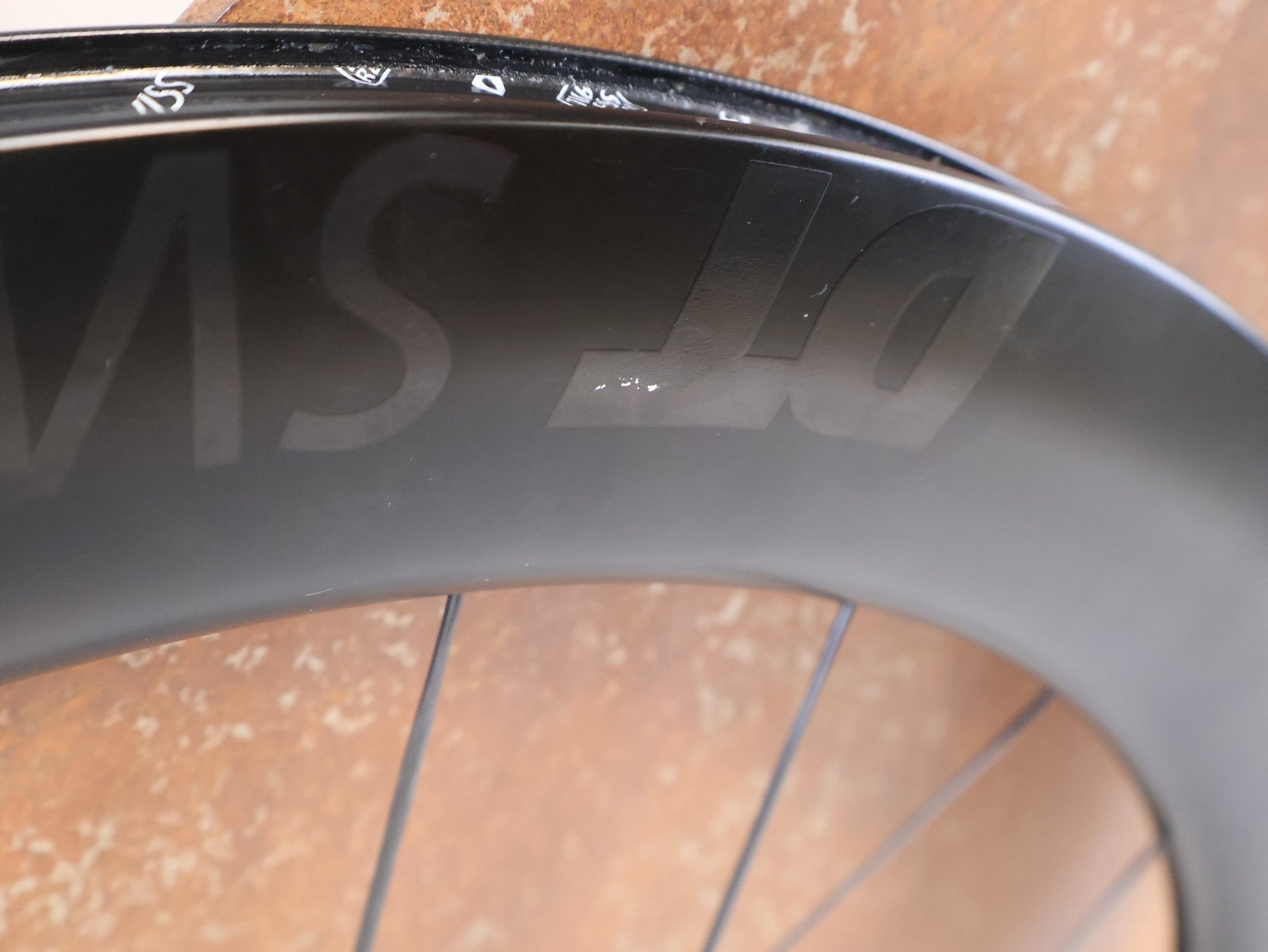 Laufrad/Laufradsatz von Dt Swiss, DT SWISS ARC 1100 DICUT CARBON 62 DISC LAUFRADSATZ / SRAM XDR vor USEDBIKES-OB.DE Hintergrund